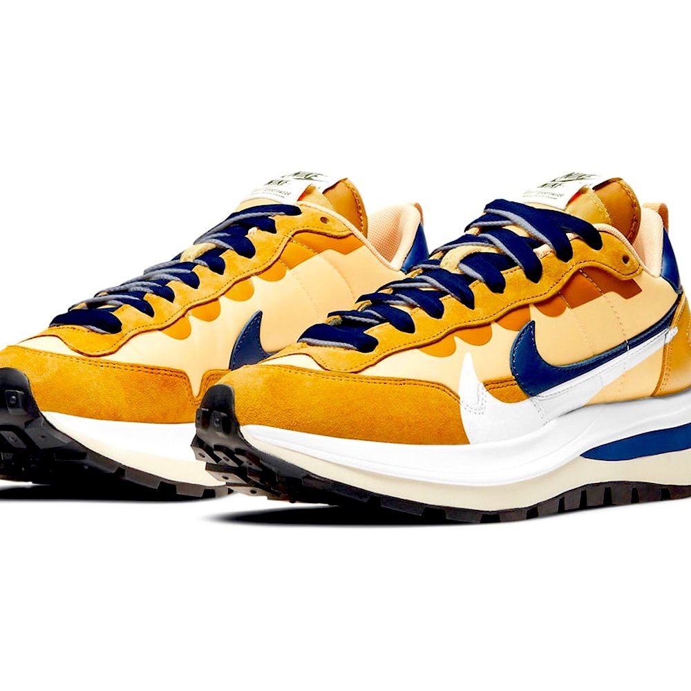 “NIKE/sacai” printed heel tabs, mini Swoosh